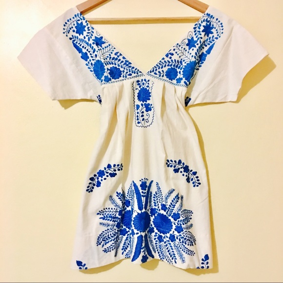 Aqua Women/'s Embroidered Floral Print Plunging V-Neck Mini Dress